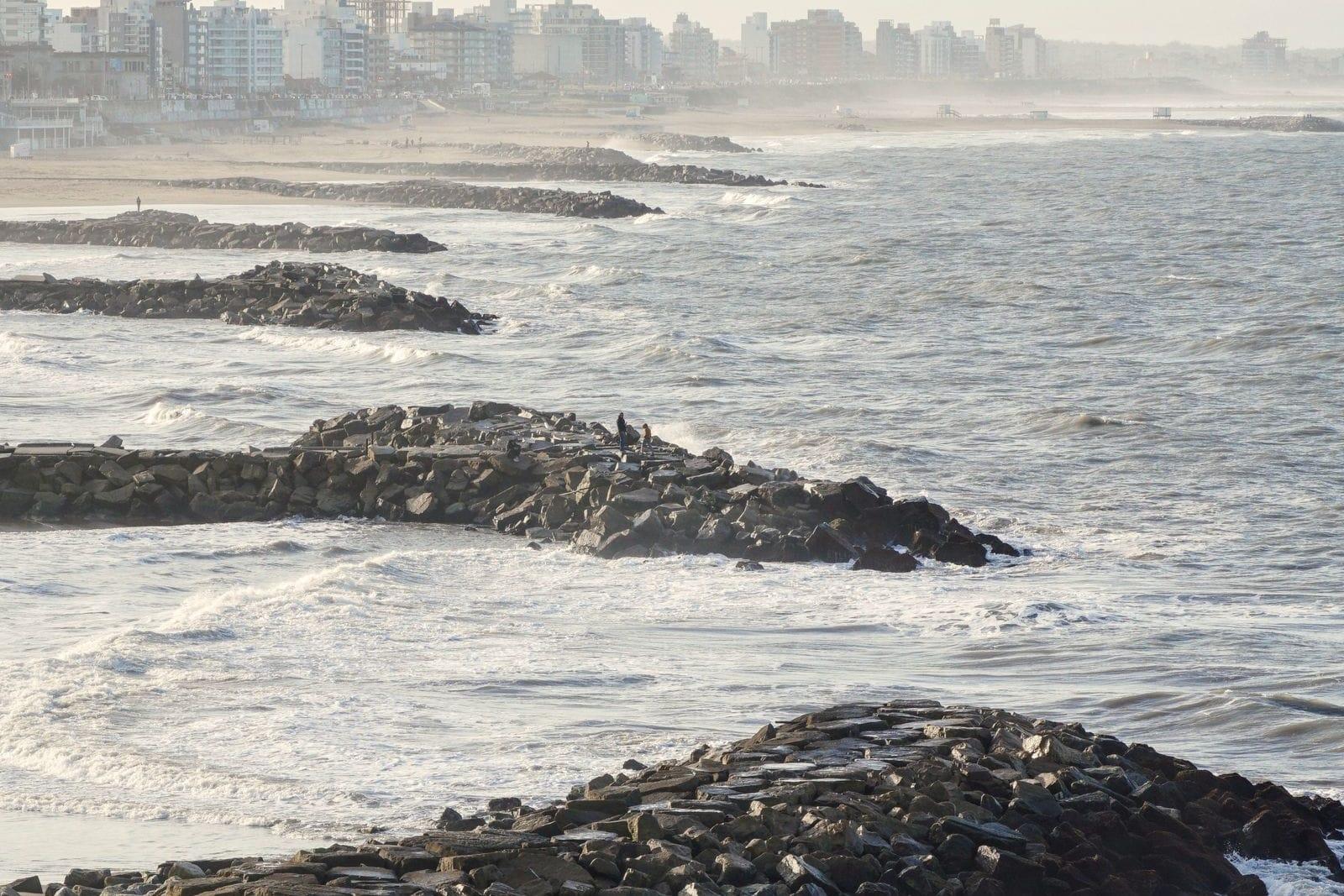 Costa rocosa de Mar del Plata con la ciudad de fondo